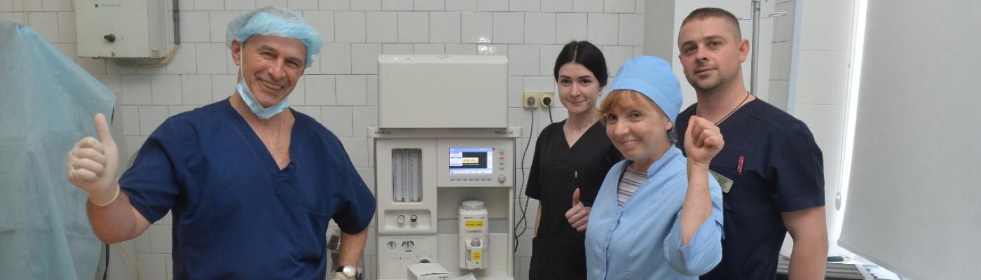 Борис Ложкин и Надежда Шаломова передали наркозно-дыхательный аппарат Киевской клинической больнице №15
