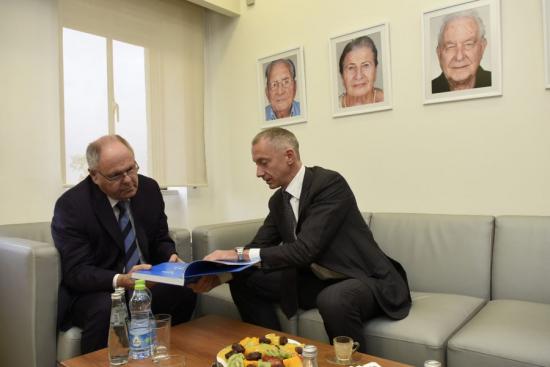 Boris Lozhkin presented a book about the Ukrainians-the Righteous to the Chairman of Yad Vashem Directorate Dani Dayan