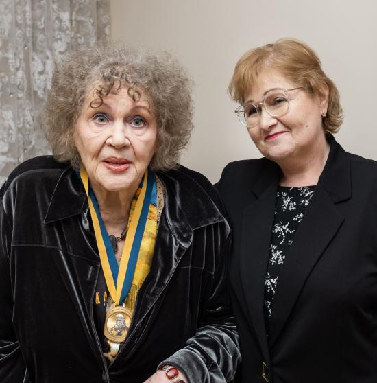 Директор ЄКУ Інна Іоффе вручила Ліні Костенко Медаль імені Митрополита Андрія Шептицького